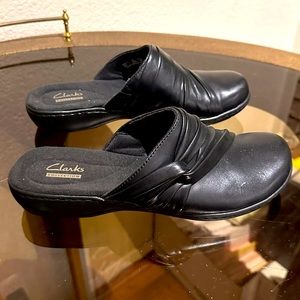 Like new leather clogs